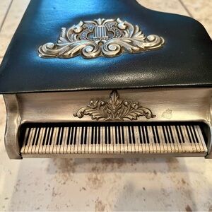 VINTAGE WORKING MUSIC BOX